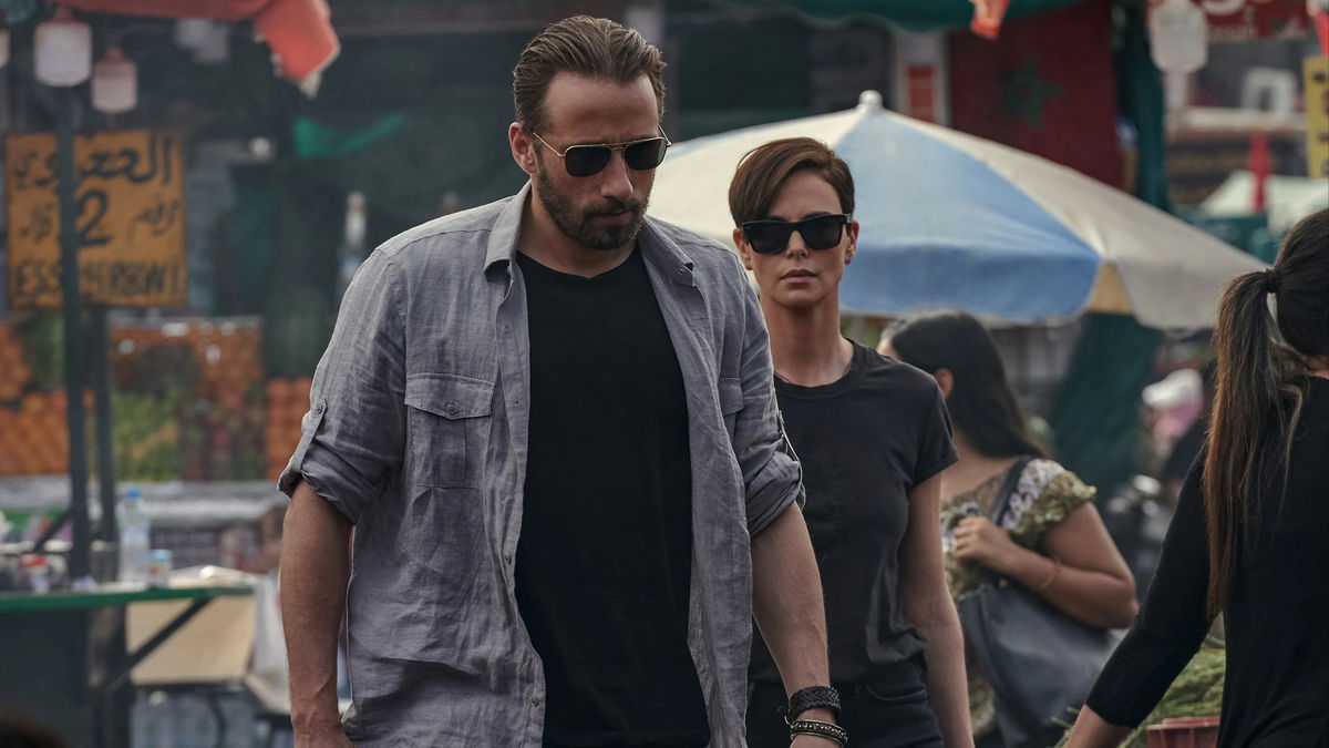 Matthias Schoenaerts (links) met Charlize Theron (rechts) in 'The Old Guard', afbeelding via TMDb