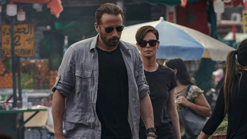 Matthias Schoenaerts (links) met Charlize Theron (rechts) in 'The Old Guard', afbeelding via TMDb