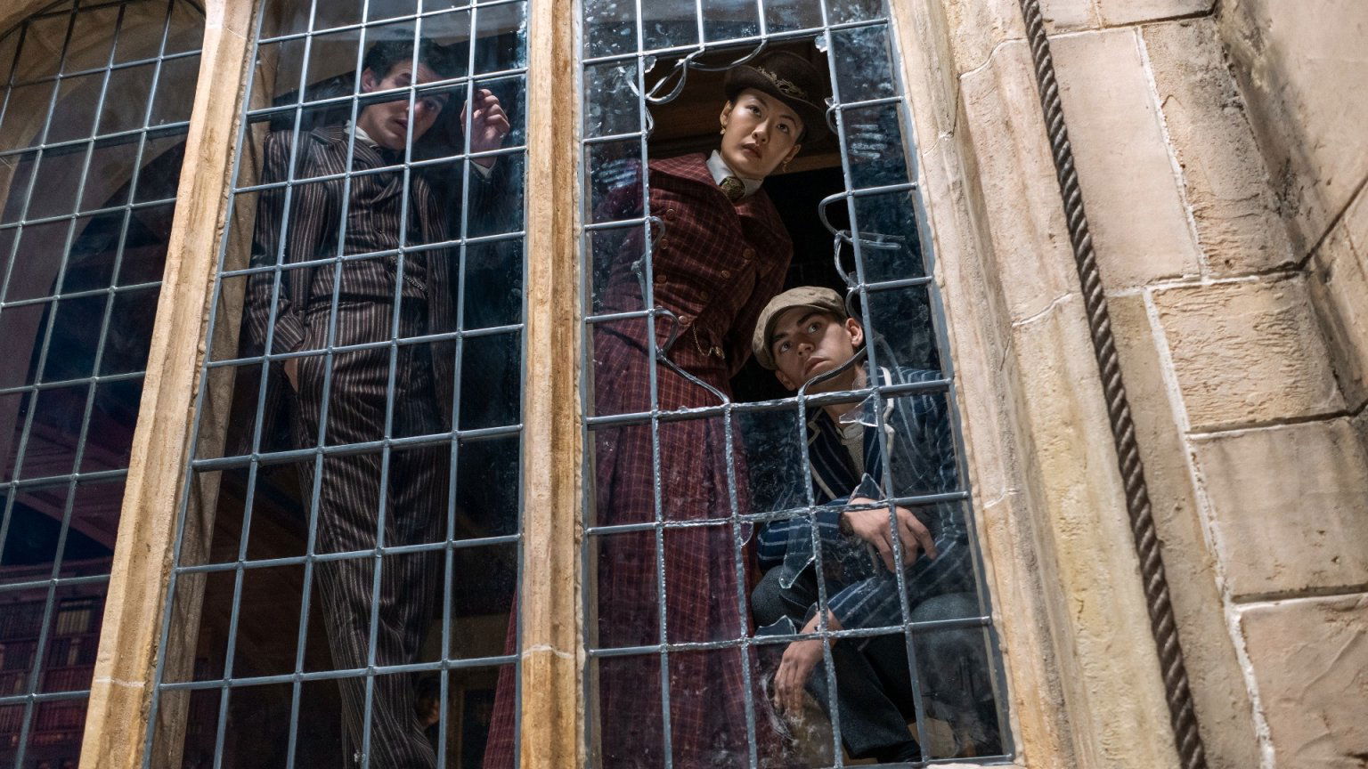 Eerste beelden onthuld van Guy Ritchie's detectiveserie 'Young Sherlock'