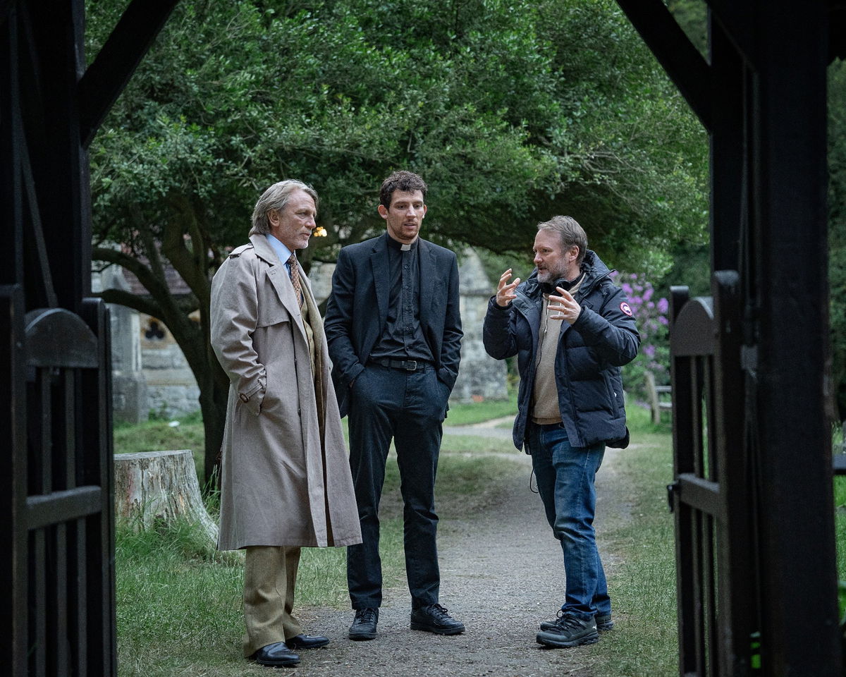 Daniel Craig, Josh O'Connor en Rian Johnson op de set van 'Wake Up Dead Man', afbeelding via Netflix/John Wilson