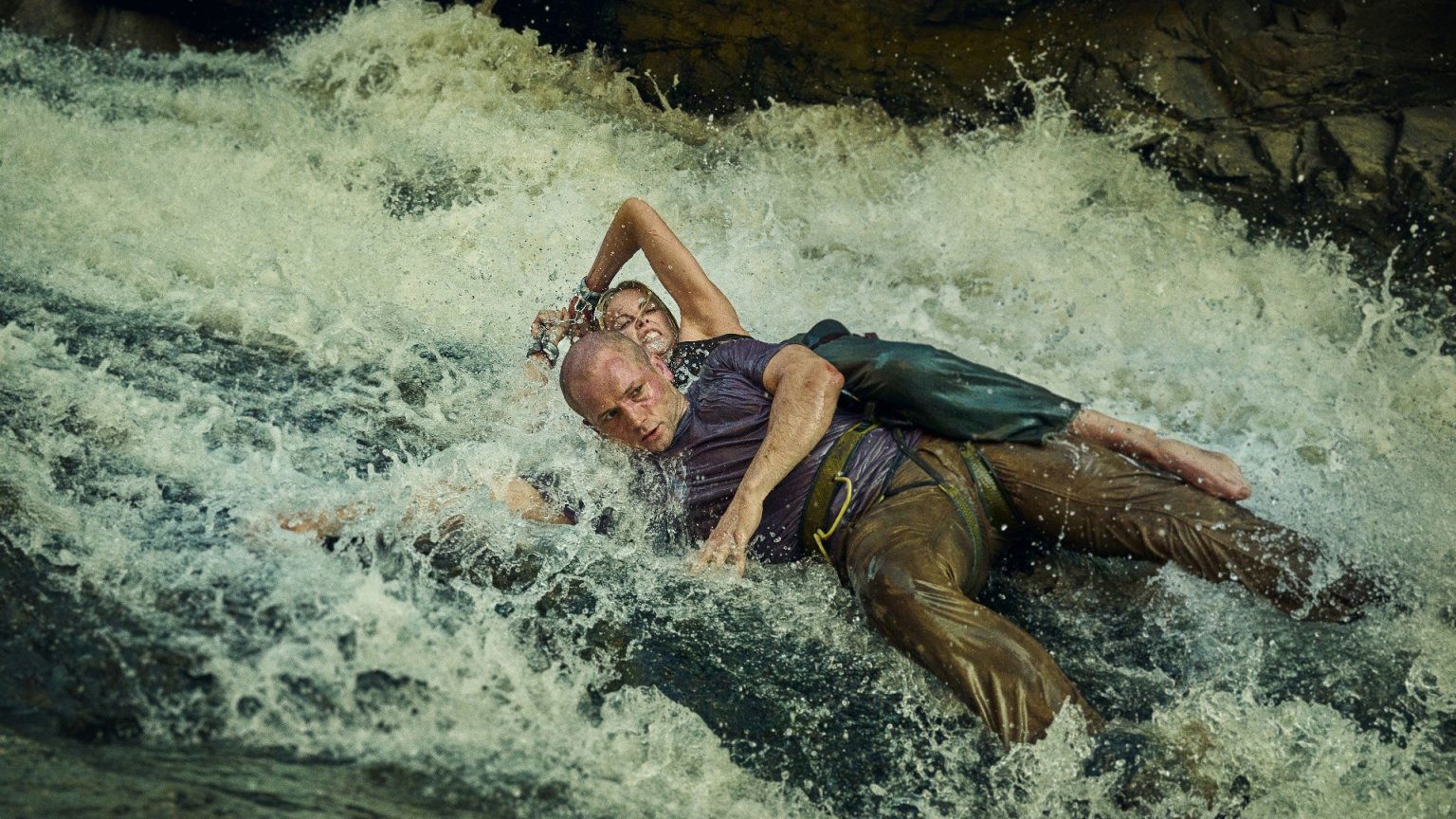 Eerste beelden: Charlize Theron en Taron Egerton vanaf april op Netflix in 'Apex'