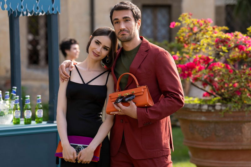 Mercello en Emily in 'Emily in Paris'. Afbeelding via © 2025 Netflix, Inc.