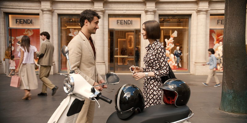 Mercello en Emily in 'Emily in Paris'. Afbeelding via © 2025 Netflix, Inc.