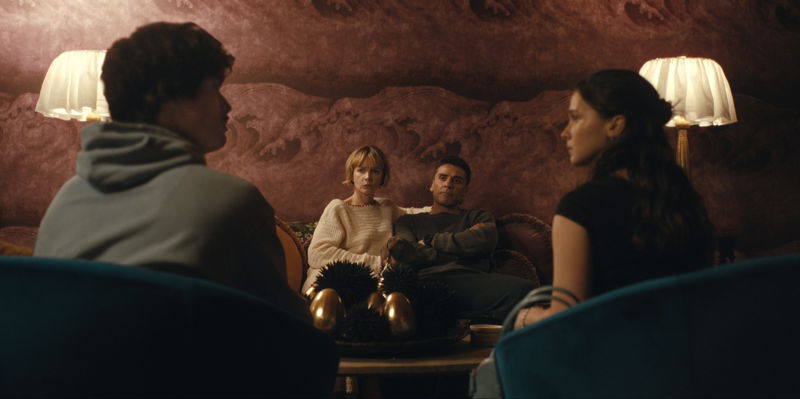 Charles Melton als Austin Davis, Carey Mulligan als Lindsay Crane-Martin, Oscar Isaac als Josh Martin, Cailee Spaeny als Ashley Miller in Beef. Courtesy of Netflix © 2026