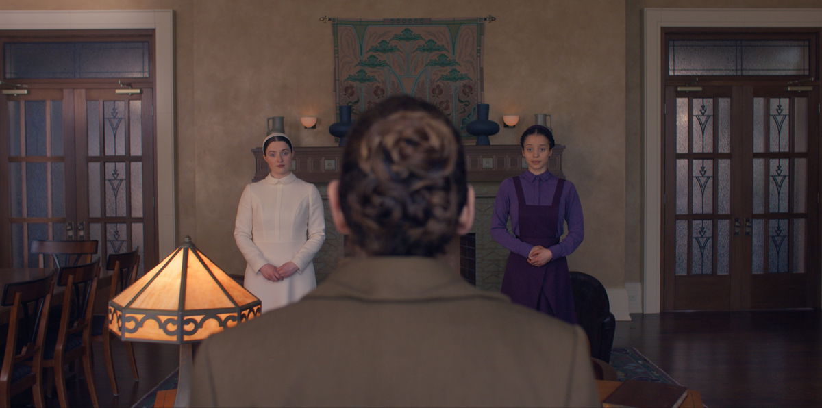  Lucy Halliday als Daisy en Chase Infiniti als Agnes in 'The Testaments'. Afbeelding via Hulu.