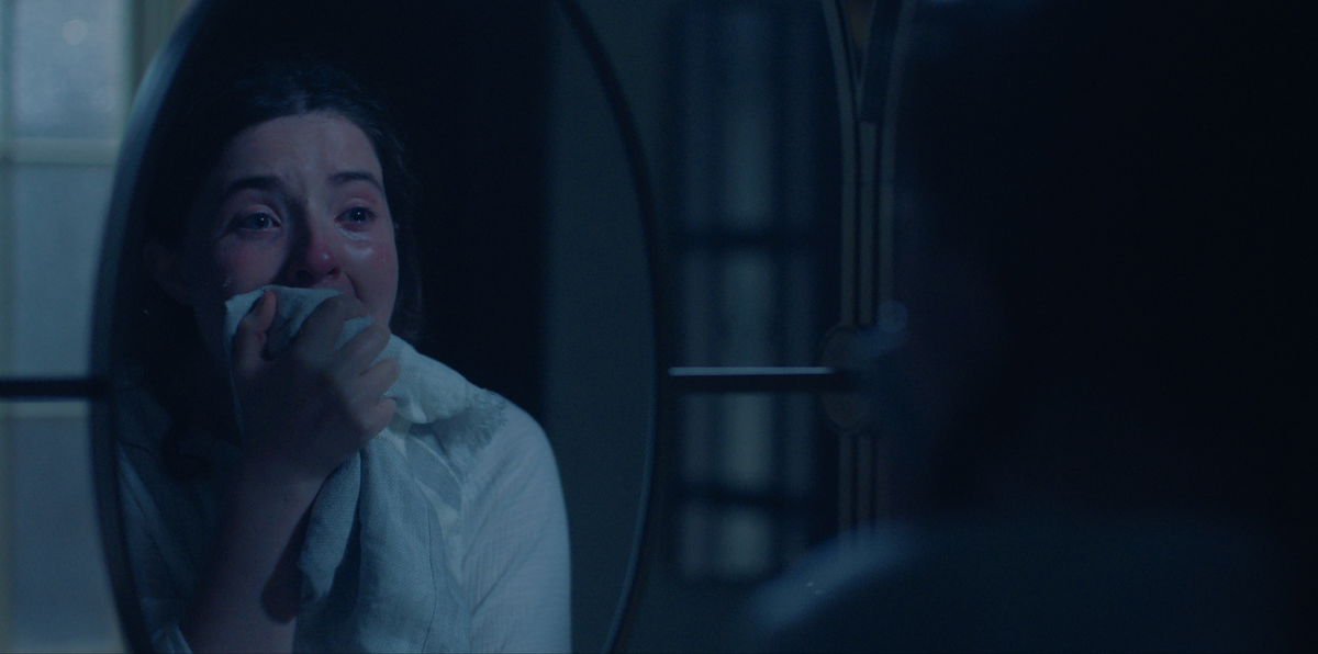 Lucy Halliday als Daisy in 'The Testaments'. Afbeelding via Hulu.