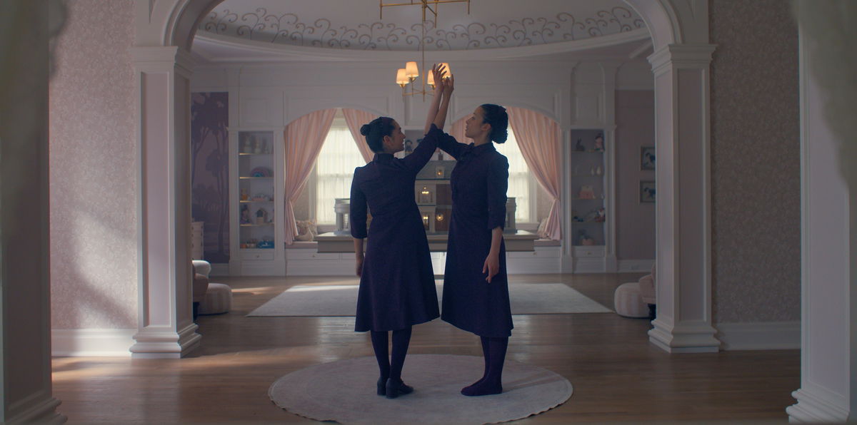 Mattea Conforti als Becka en Chase Infiniti als Agnes in 'The Testaments'. Afbeelding via Hulu.