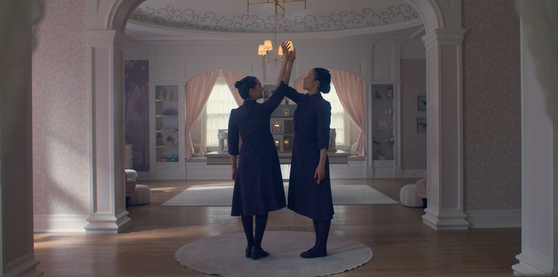 Mattea Conforti als Becka en Chase Infiniti als Agnes in 'The Testaments'. Afbeelding via Hulu. 