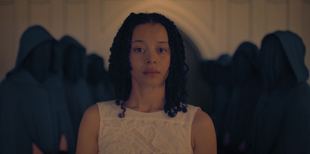 Chase Infiniti als Agnes in 'The Testaments'. Afbeelding via Hulu.