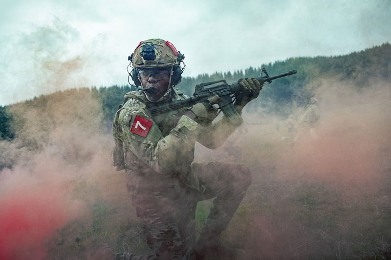 Stephan James als 7 in 'War Machine'. Afbeelding via Ben King/Netflix © 2026.