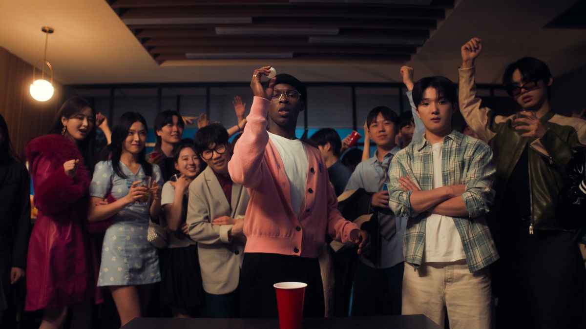 Han Bi Ryu als Eunice Kang, Sunny Oh als Mihee, Sule Thelwell als Marius, Minyeong Choi als Dae Heon Kim in 'XO, Kitty'. Afbeelding via Netflix © 2026