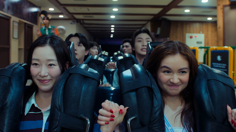 Gia Kim als Yuri Han, Anna Cathcart als Kitty Song Covey in 'XO, Kitty'. Afbeelding via Netflix © 2026