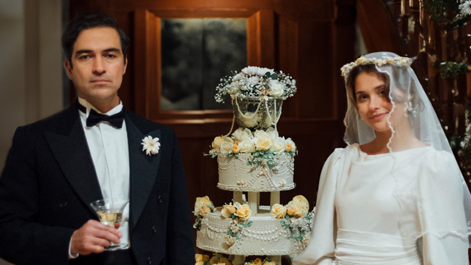 Eerste beelden onthuld van ambitieus nieuw kostuumdrama met Alfonso Herrera