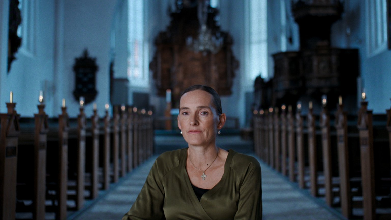 Netflix deelt eerste beelden van nieuwe Deense true crime-serie 'En ven, en morder'