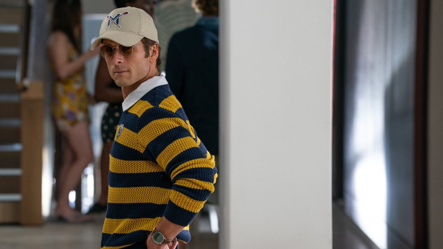 Kijkers en critici verdeeld over gloednieuwe komische thriller met Glen Powell