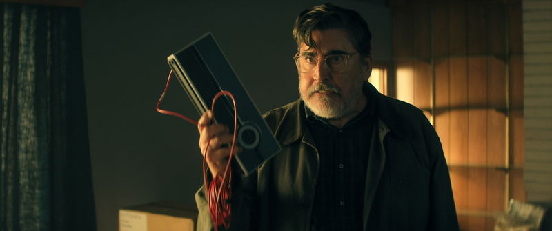 Alfred Molina als Sam in 'The Boroughs'. Afbeelding via Netflix © 2026