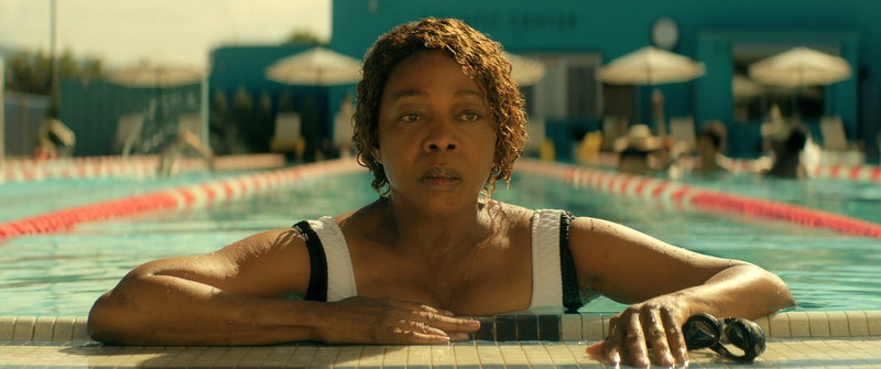 Alfre Woodard als Judy in 'The Boroughs'. Afbeelding via Netflix © 2026