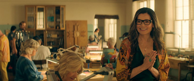 Geena Davis als Renee in 'The Boroughs'. Afbeelding via Netflix © 2026