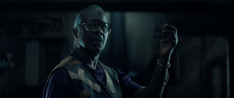 Clarke Peters als Art in 'The Boroughs'. Afbeelding via Netflix © 2026