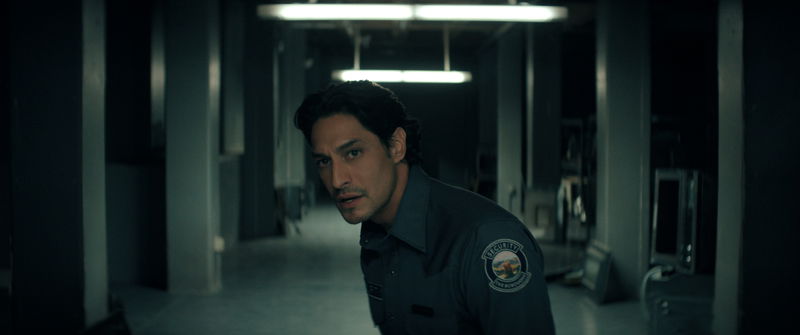 Carlos Miranda als Paz Navarro in 'The Boroughs'. Afbeelding via Netflix © 2026