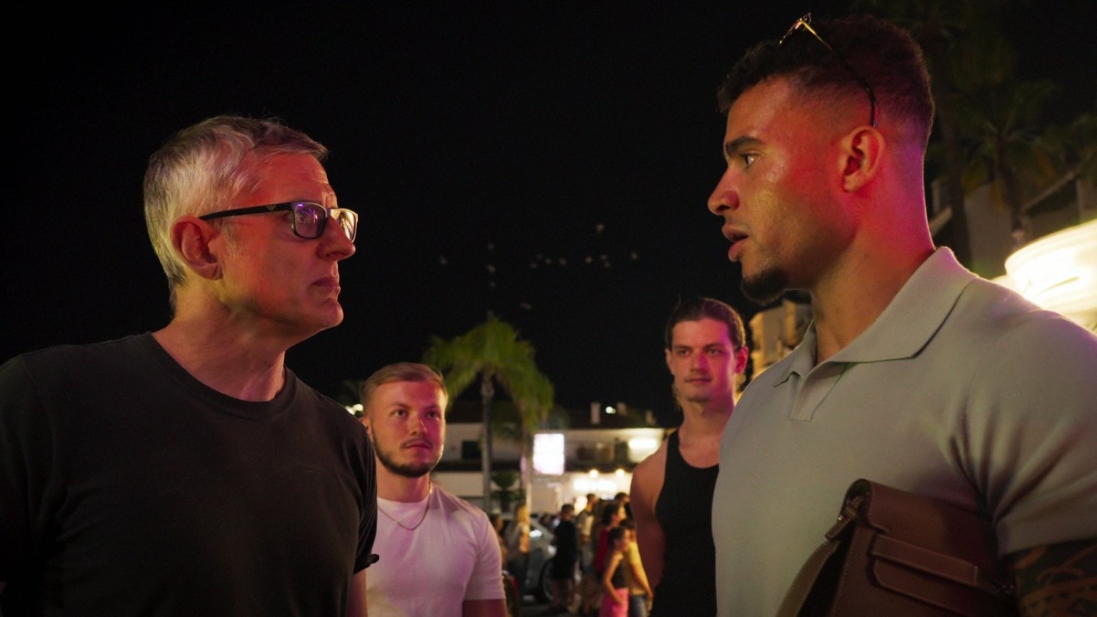 Louis Theroux confronteert mannen in de 'manosphere' in trailer nieuwe Netflix-docu