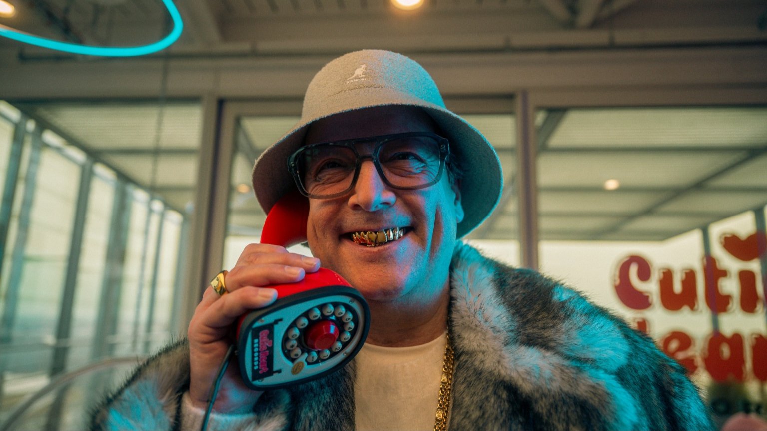 Nieuw op Netflix: absurde komedieserie over onverwachte carrièreswitch