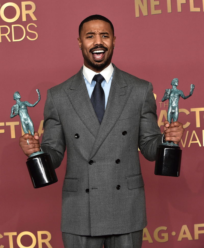 Michael B. Jordan met zijn prijzen voor 'Sinners', afbeelding via Netflix / Copyright (c) 2026 Shutterstock