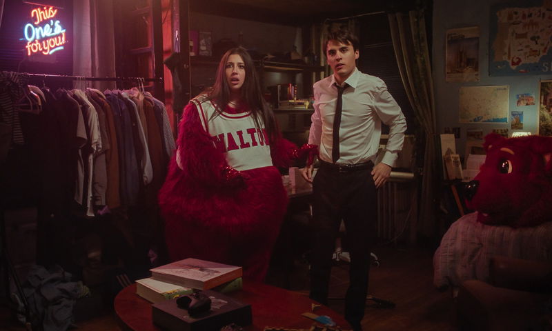 Sadie Sandler als Devon en Billy Bryk als Michael in 'Roommates'. Afbeelding via Netflix © 2026.