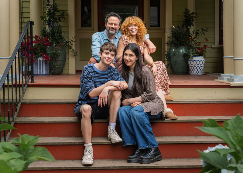 Nick Kroll als Brian, Natasha Lyonne als Hannah, Aidan Langford als Alex en Sadie Sandler als Devon op de set van 'Roommates'. Afbeelding via Scott Yamano/Netflix © 2026.