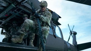 Alan Ritchson laat zien hoe hij zijn eigen stunts deed in Netflix-hit 'War Machine'