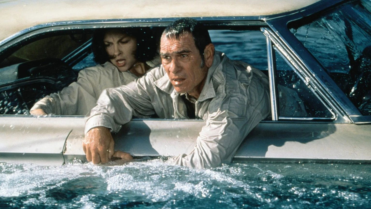 Mysterieuze klassieker met Tommy Lee Jones maakt verrassende opmars op Netflix