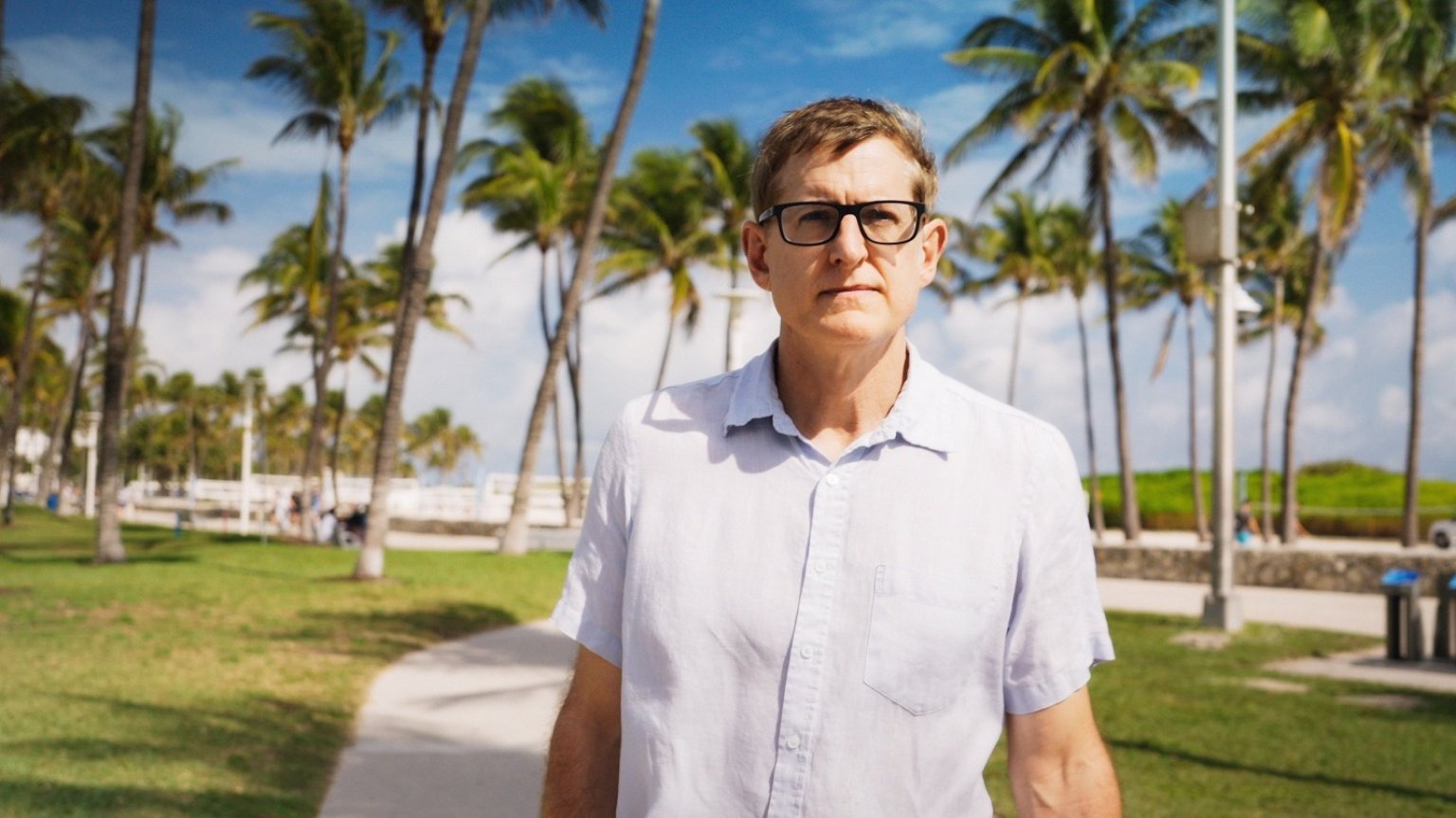 Nieuwe Louis Theroux-docu over controversiële influencers nu te zien op Netflix