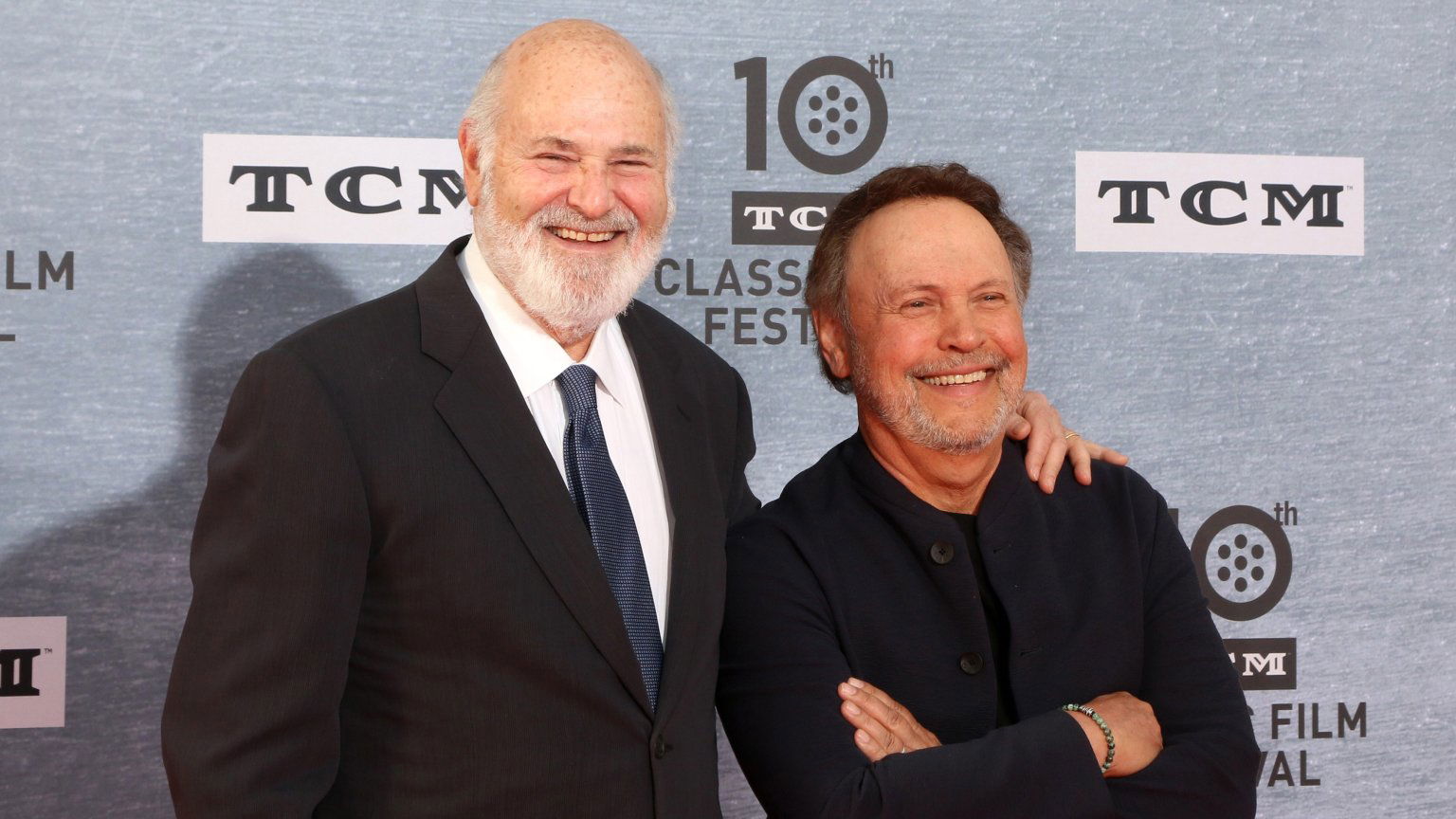 Billy Crystal maakt hartverwarmend eerbetoon aan Rob Reiner en zijn vrouw tijdens Oscars