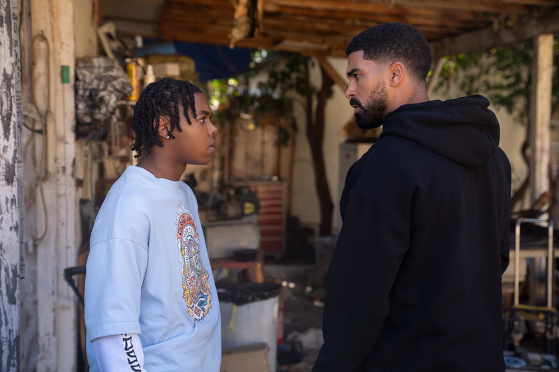 Cedric Joe als Noah Stiles en Matthew Law als Isiah Stiles in 'Nemesis'. Afbeelding via Saeed Adyani/Netflix © 2026