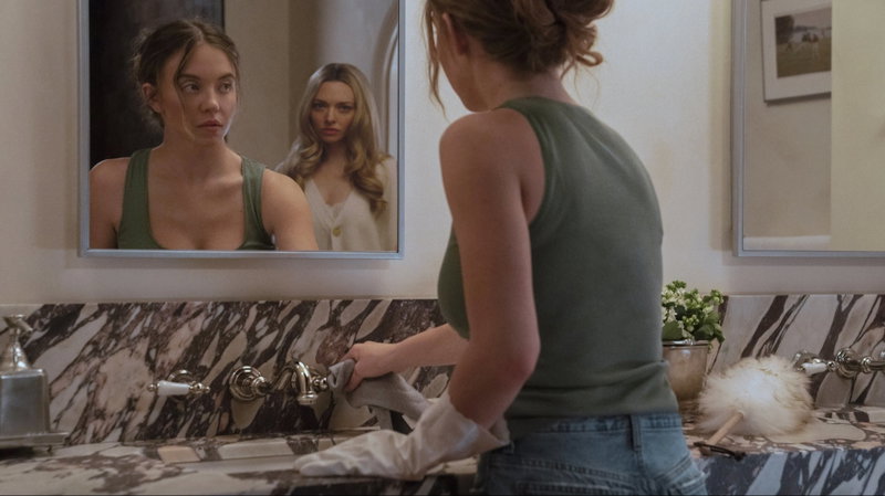 Sidney Sweeney als Millie en Amanda Seyfield als Nina Winchester in 'The Housemaid'. Afbeelding via TMDb.