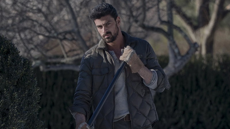 Michele  Morrone als Enzo in 'The Housemaid'. Afbeelding via TMDb