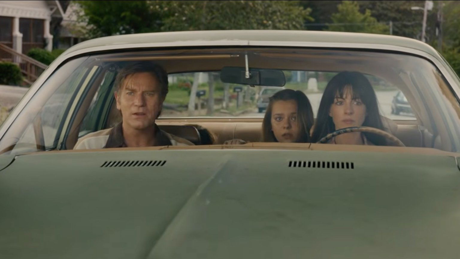 Anne Hathaway schittert in de teaser van J.J. Abrams' thriller 'The End of Oak Street'