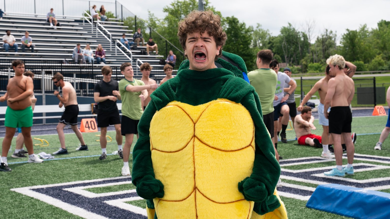 Nieuwe absurde komedie met 'Stranger Things'-ster vanaf vandaag te zien