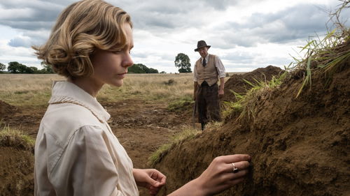 Netflix deelt eerste beelden van 'The Dig' met Carey Mulligan, Ralph Fiennes en Lily James