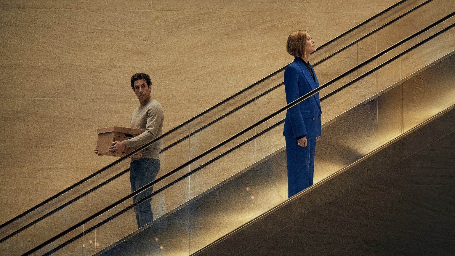 'Ladies First' trailer: absurde komedie met Rosamund Pike vanaf mei op Netflix