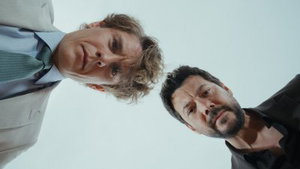 Gewetenloze oplichter werkt aan grote klus in nieuwe Spaanse Netflix-serie 'Nueve reinas'