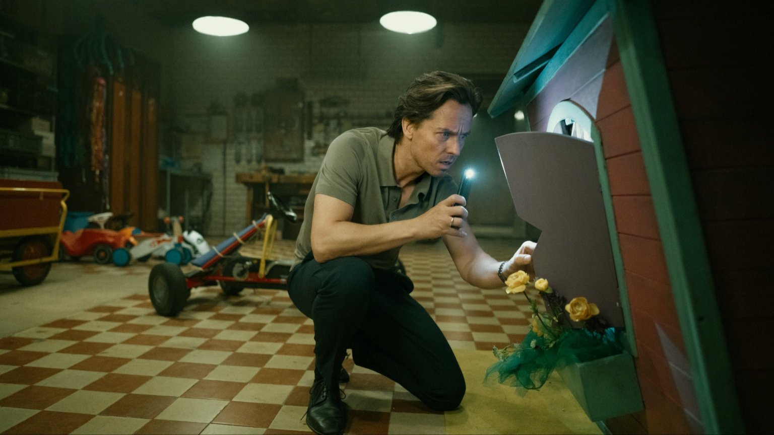 Netflix deelt de onheilspellende trailer van 'Achtsam Morden' seizoen 2