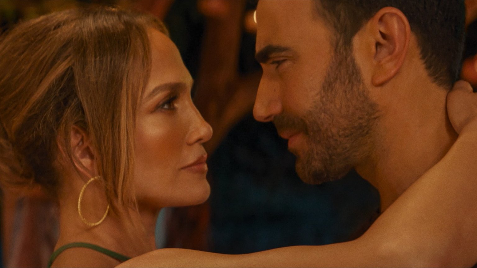 Jennifer Lopez start een affaire met Brett Goldstein in trailer van Netflix-romcom 'Office Romance'