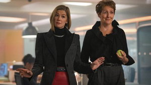 'Ladies First' op Netflix: alles over de nieuwe duistere komedie met Rosamund Pike