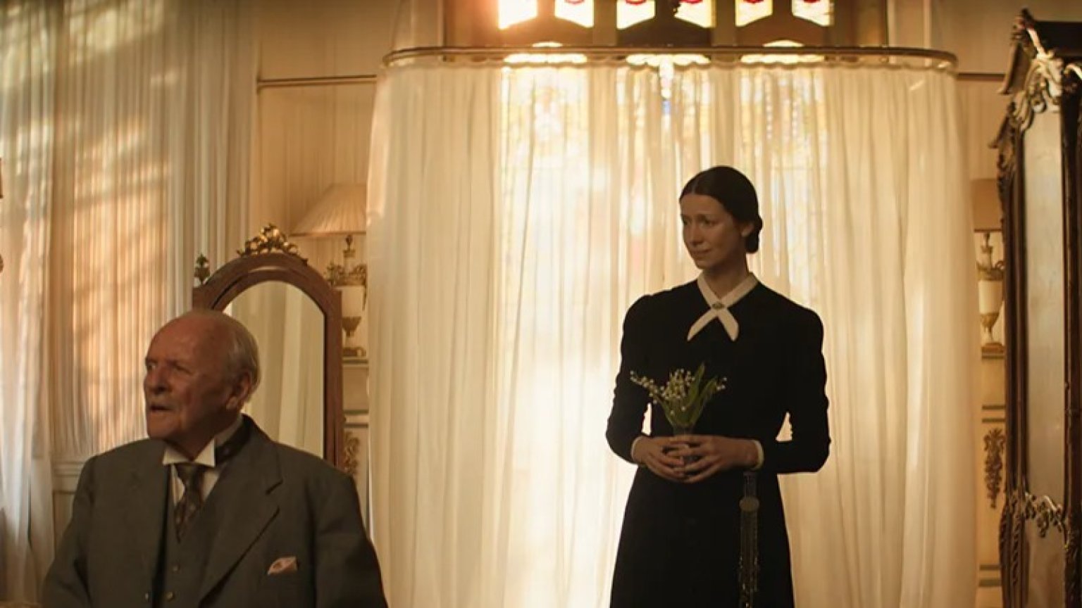 Eerste beeld van 'The Housekeeper' met Anthony Hopkins en Caitríona Balfe gedeeld