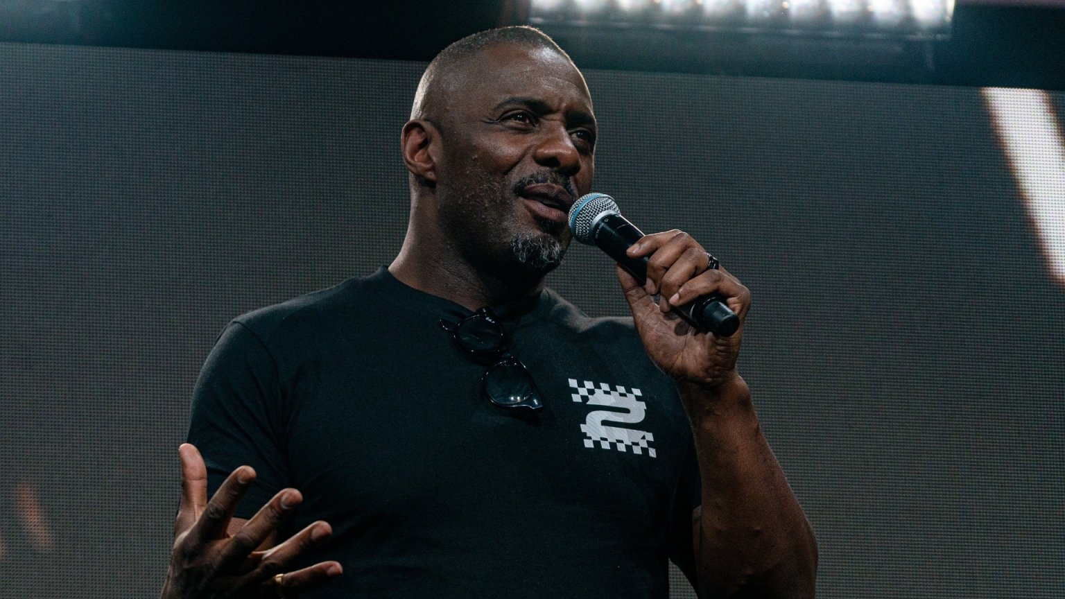 Releaseplanning aangescherpt van nieuwe Netflix-docu met koning Charles en Idris Elba
