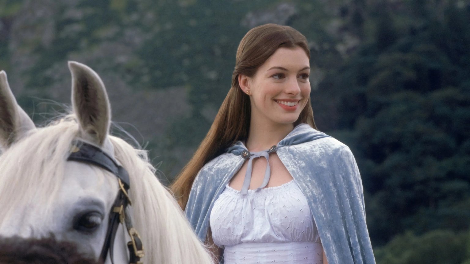 Anne Hathaway kondigt 'Ella Enchanted'-serie aan voor Disney+