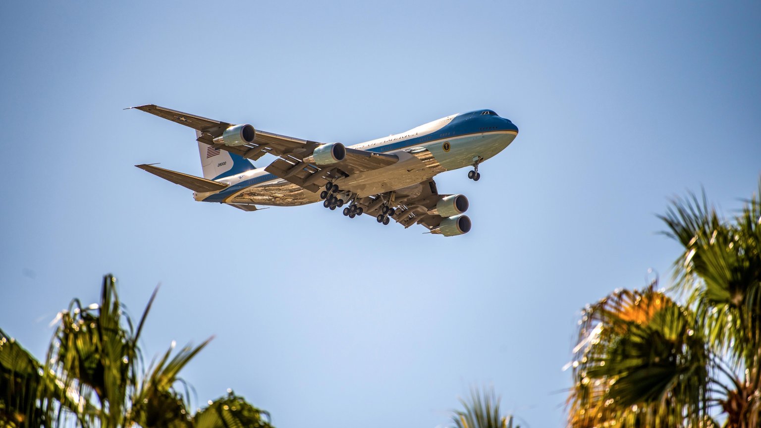 Air Force One stort neer in nieuwe Netflix-thriller van makers 'Carry-On' en 'The Batman'