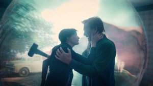 Anne Hathaway en Ewan McGregor krijgen een dino in hun wijk in de trailer van knotsgekke thriller