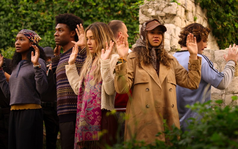 Carlacia Grant als Cleo, Jonathan Daviss als Pope, Madelyn Cline als Sarah Cameron, Drew Starkey als Rafe, Madison Bailey als Kiara, Chase Stokes als John B in aflevering 503 van Outer Banks. Bron: met dank aan Netflix © 2026